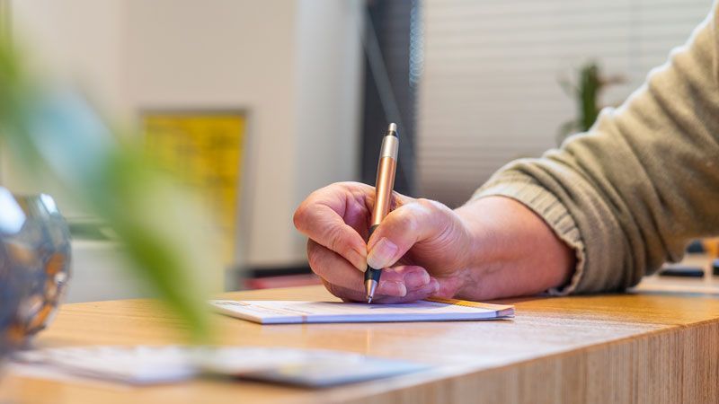 Eine Nahaufnahme eines Taxischildes auf einem Autodach.