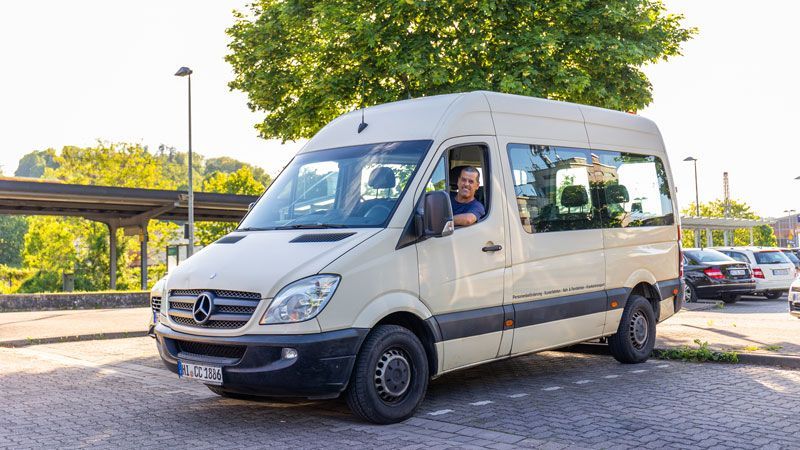Ein Mann und eine Frau winken einem Taxi am Flughafen zu.