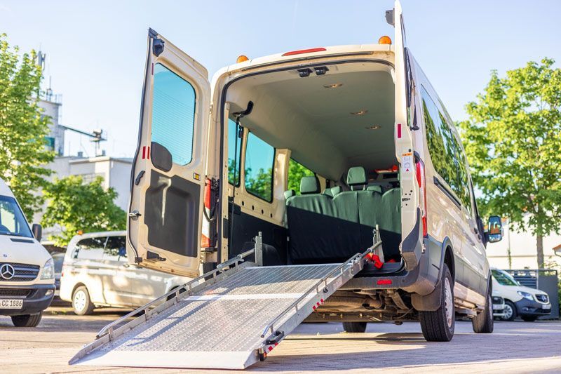 Ein Mann öffnet die Tür eines schwarzen Autos.