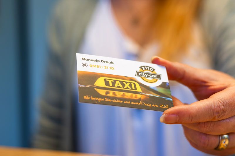 Eine Nahaufnahme eines Taxischildes auf einem Autodach.