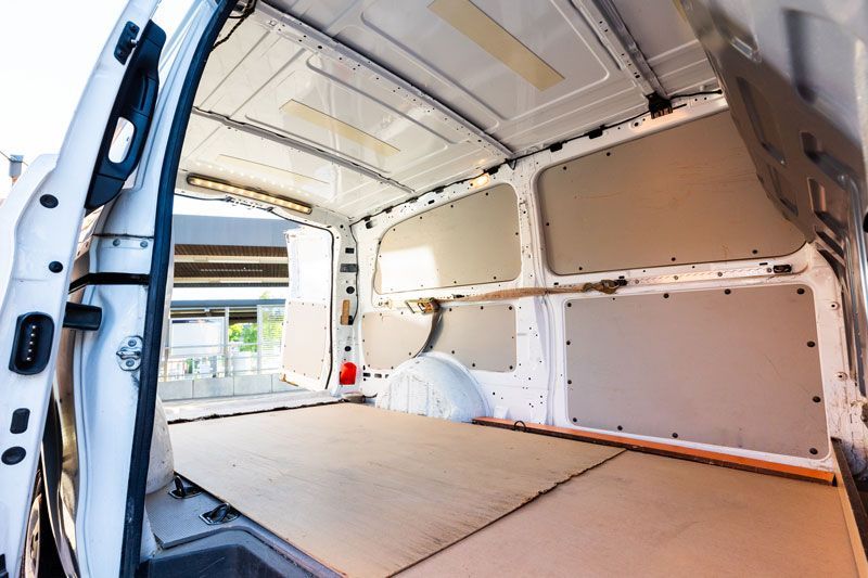 Eine Nahaufnahme eines Taxischildes auf einem Autodach.