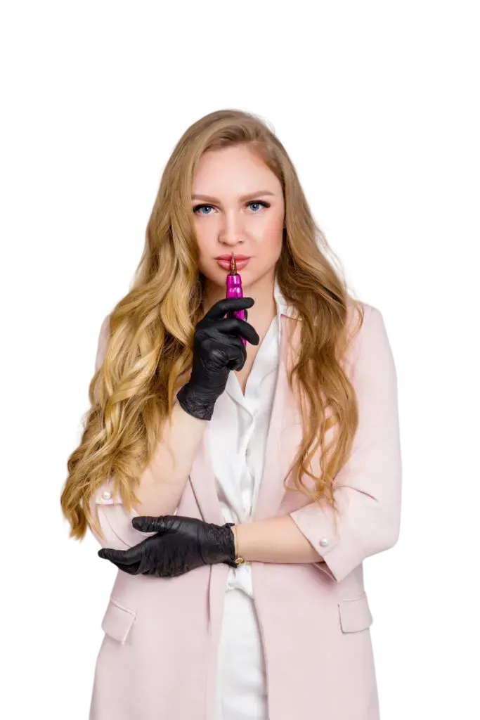 Mujer con blazer rosa, guantes negros y sujetando un lápiz labial rosa en sus labios.