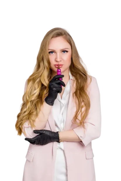 Mujer con blazer rosa, guantes negros y sujetando un lápiz labial rosa en sus labios.