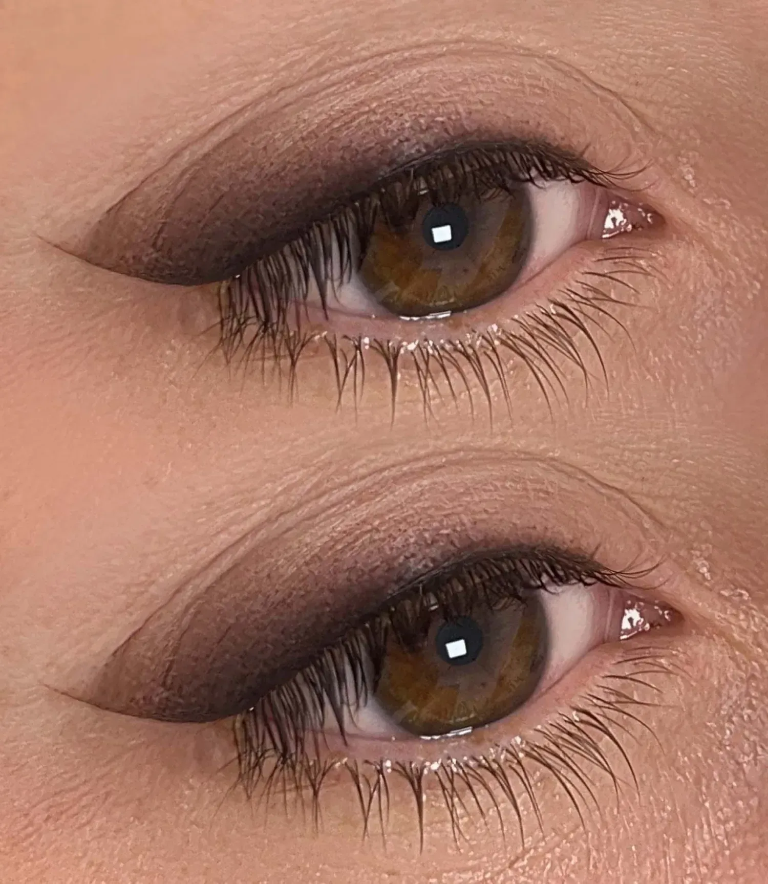 Dos ojos marrones con sombra oscura y delineador.