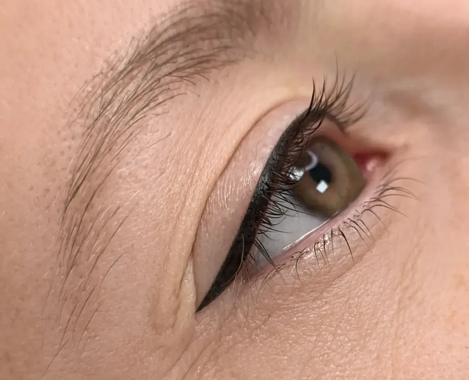 Primer plano del ojo con delineador negro.