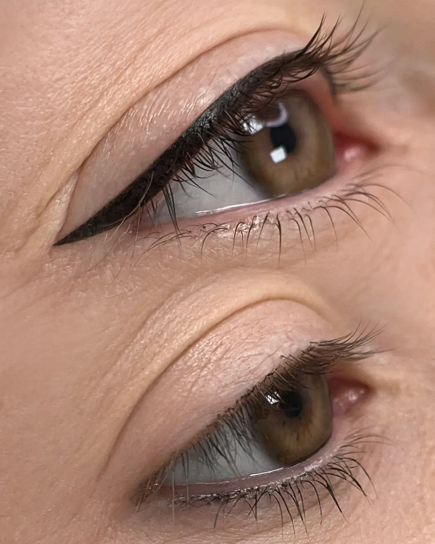 Dos vistas de cerca de un ojo con y sin aplicación de delineador permanente, mostrando iris marrones y la forma del ojo.