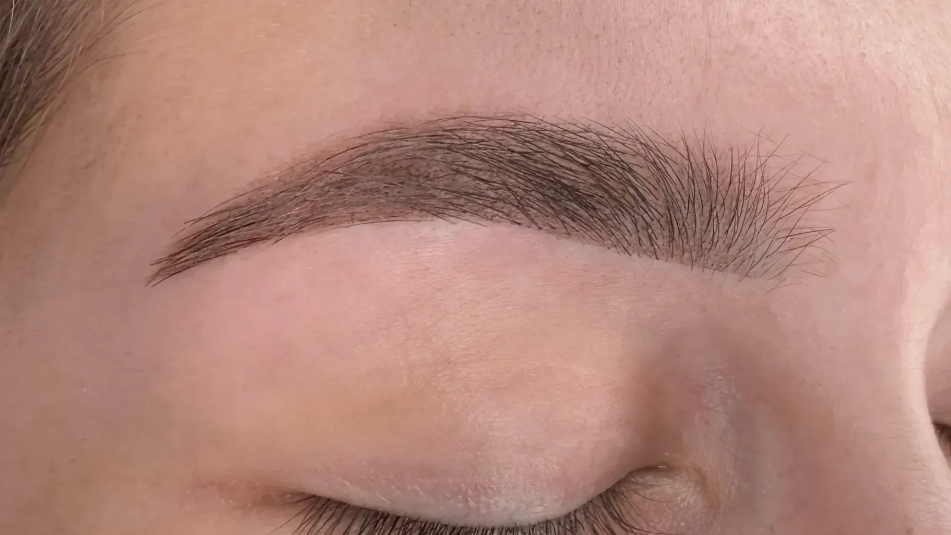 Primer plano de la ceja de una persona, rellena con un sombreado oscuro y sutil, que parece más poblada.