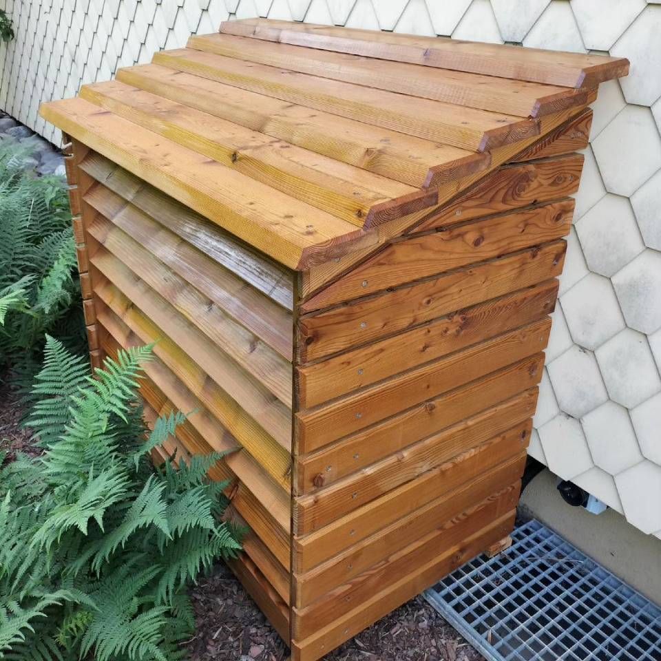 Un coffre en bois à côté d'une maison. Photo D'équerre et d'aplomb