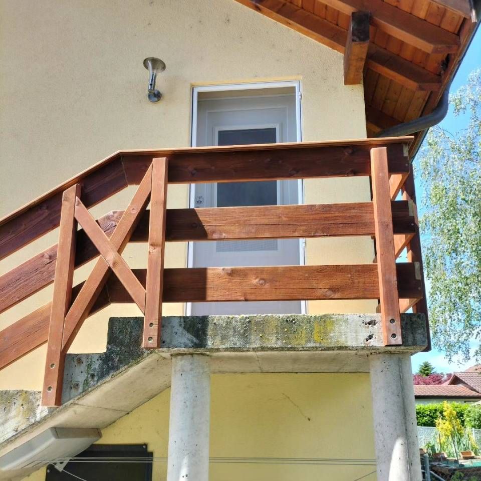 Une maison avec une balustrade et des escaliers en bois. Photo D'équerre et d'aplomb