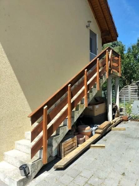 Un escalier en bois menant à une maison. Photo D'équerre et d'aplomb