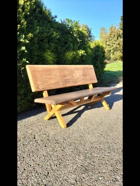 Un banc en bois sur le bord d'une route. Photo D'équerre et d'aplomb