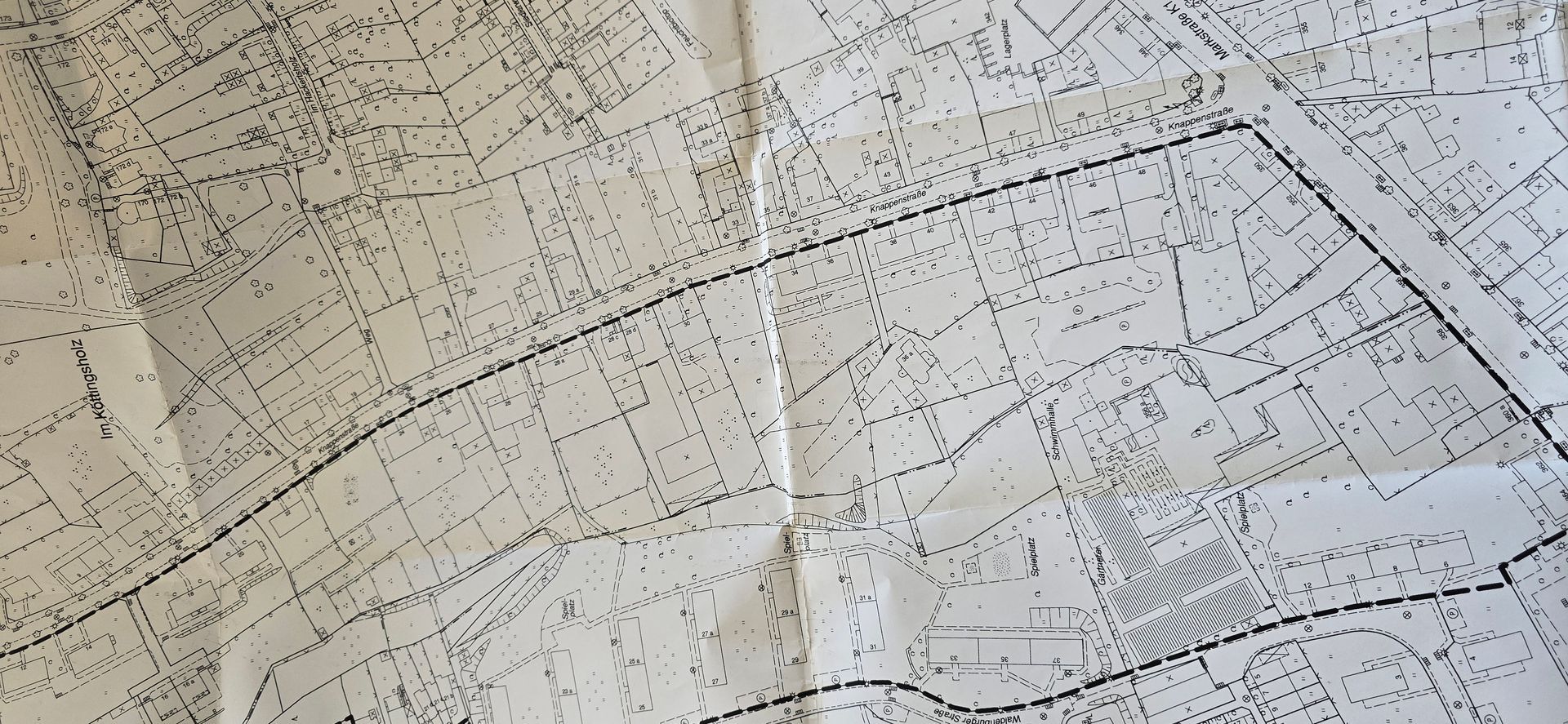 Eine Nahaufnahme eines Blattes Papier mit einer Karte darauf vom Rechtsanwalt Thomas Matthes 