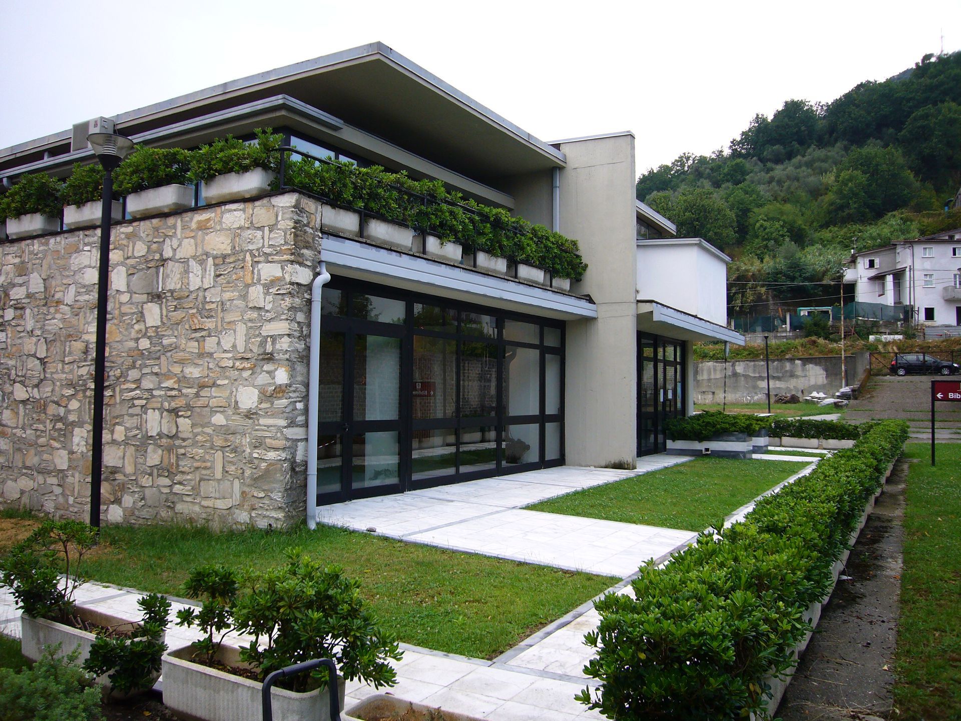 Ein großes Steingebäude mit vielen Fenstern