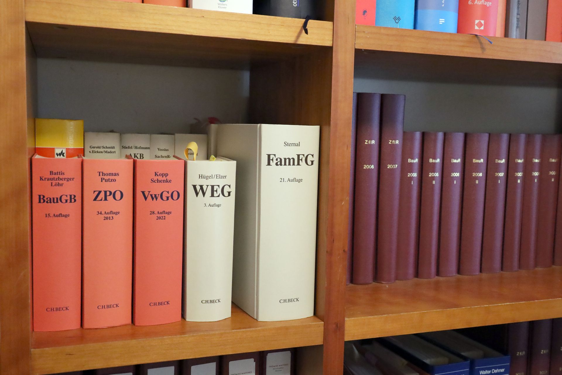 Ein Bücherregal bei der Kanzlei vom Rechtsanwalt Thomas Matthes 