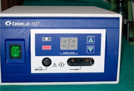 Dispositivo médico CelonLab ENT con indicador de nivel de potencia e interruptor de encendido y apagado.