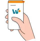 Una mano sostiene un teléfono celular en su mano.