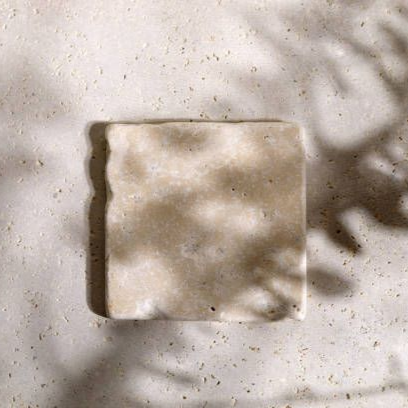 Crédence en carrelage blanc texturé et présentation de vaisselle.