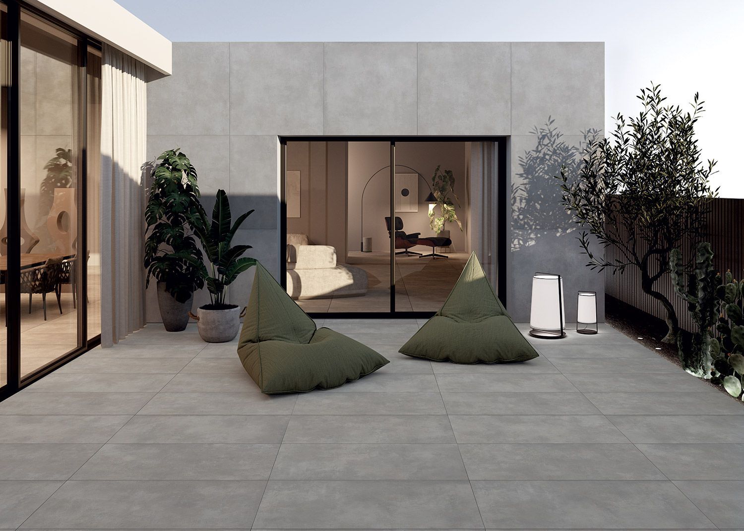 Terrasse extérieure avec un sol en pierre, une banquette intégrée avec des coussins bleus et une table basse.