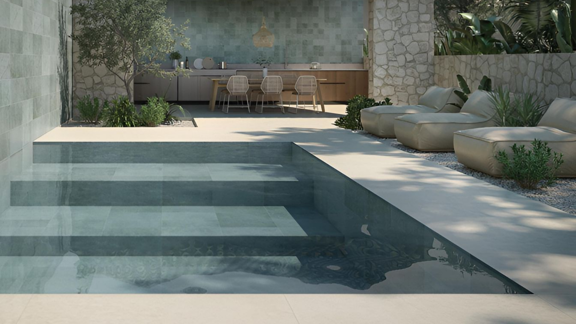 Une personne portant un chapeau rouge tient un appareil photo et prend une photo. En extérieur, ciel bleu clair.