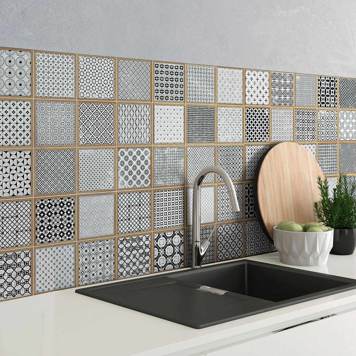 Crédence de cuisine avec des carreaux à motifs noirs et blancs au-dessus d'un évier noir et d'un robinet.