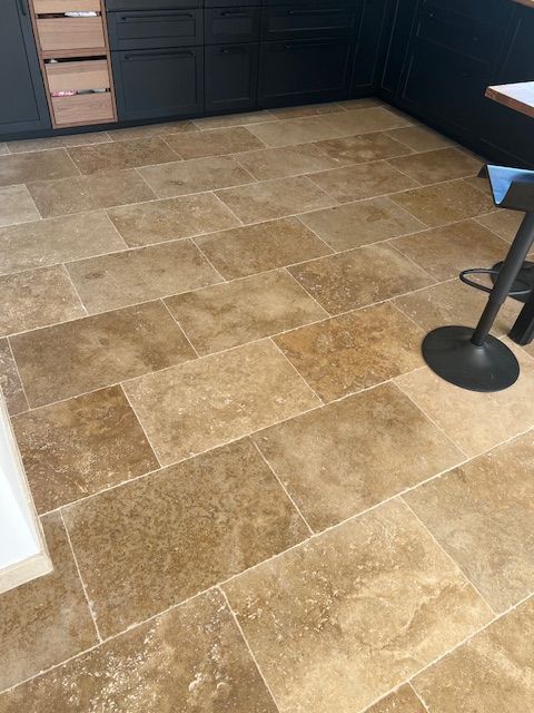 Carrelage rectangulaire en pierre beige dans une cuisine.