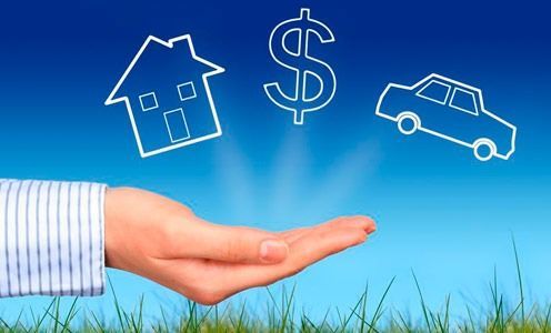 Una mano sostiene una casa, un signo de dólar y un automóvil.