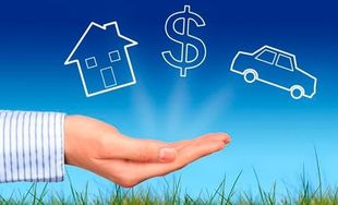 Una mano sostiene una casa, un signo de dólar y un automóvil.