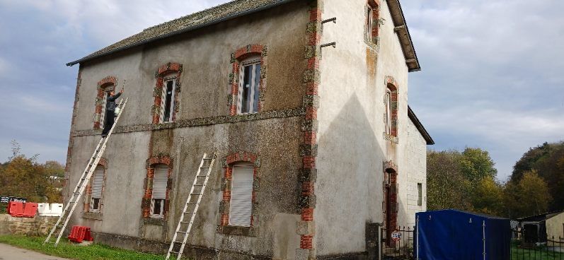 Façade en pierre d'une maison en Bretagne