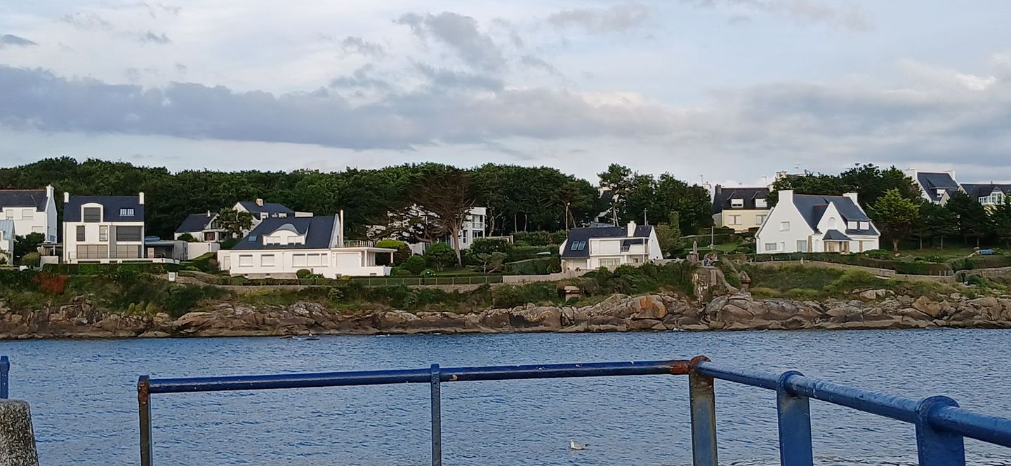 Plusieurs maisons aux façades blanches en Bretagne