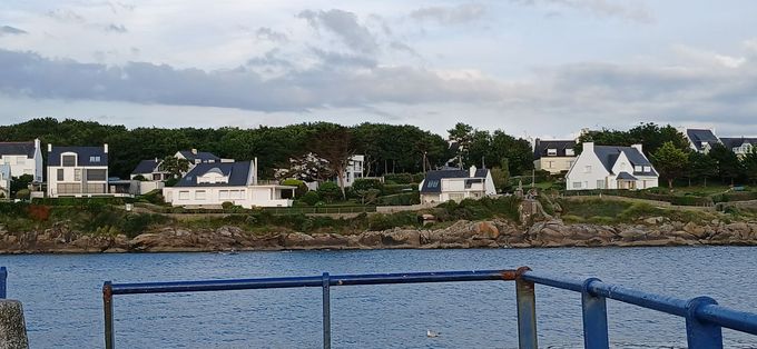 Maisons bretonnes au bord de l'eau