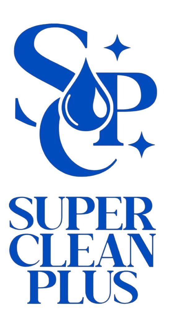 Logotipo azul para Super Clean Plus; una gota de agua entre "SC" con "P" y dos estrellas.