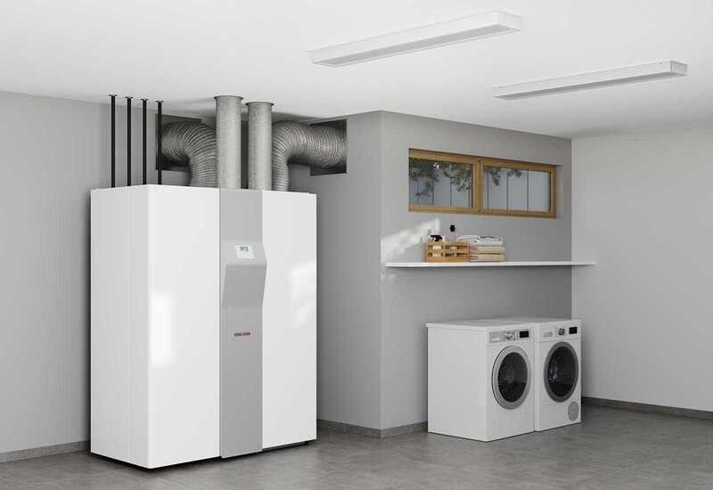 Keller mit Heizungsanlage: Warmwasserbereiter, Heizkessel, Rohre und Kanäle. Weiss- und Grautöne.