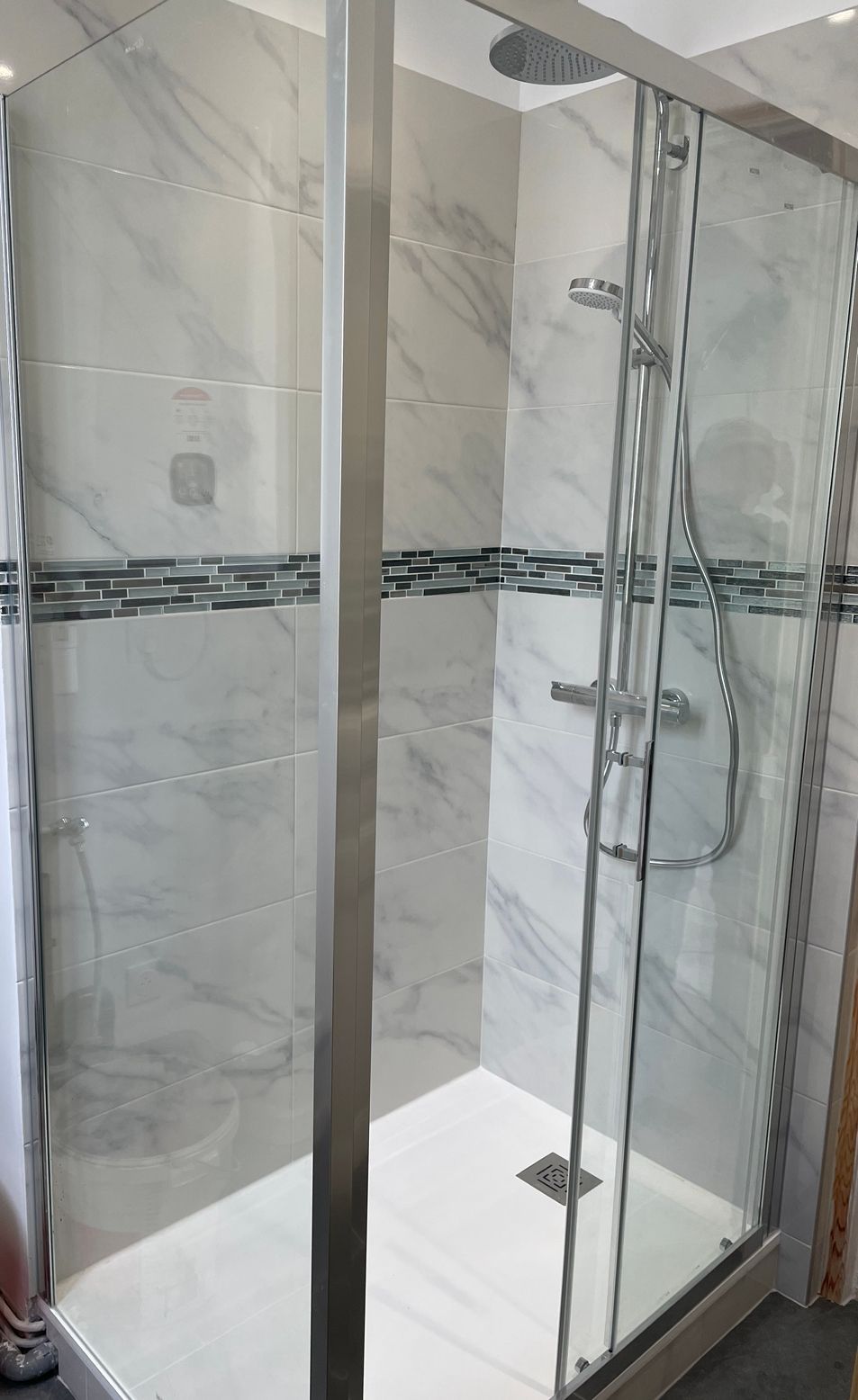 Cabine de douche avec carrelage imitation marbre et mosaïque