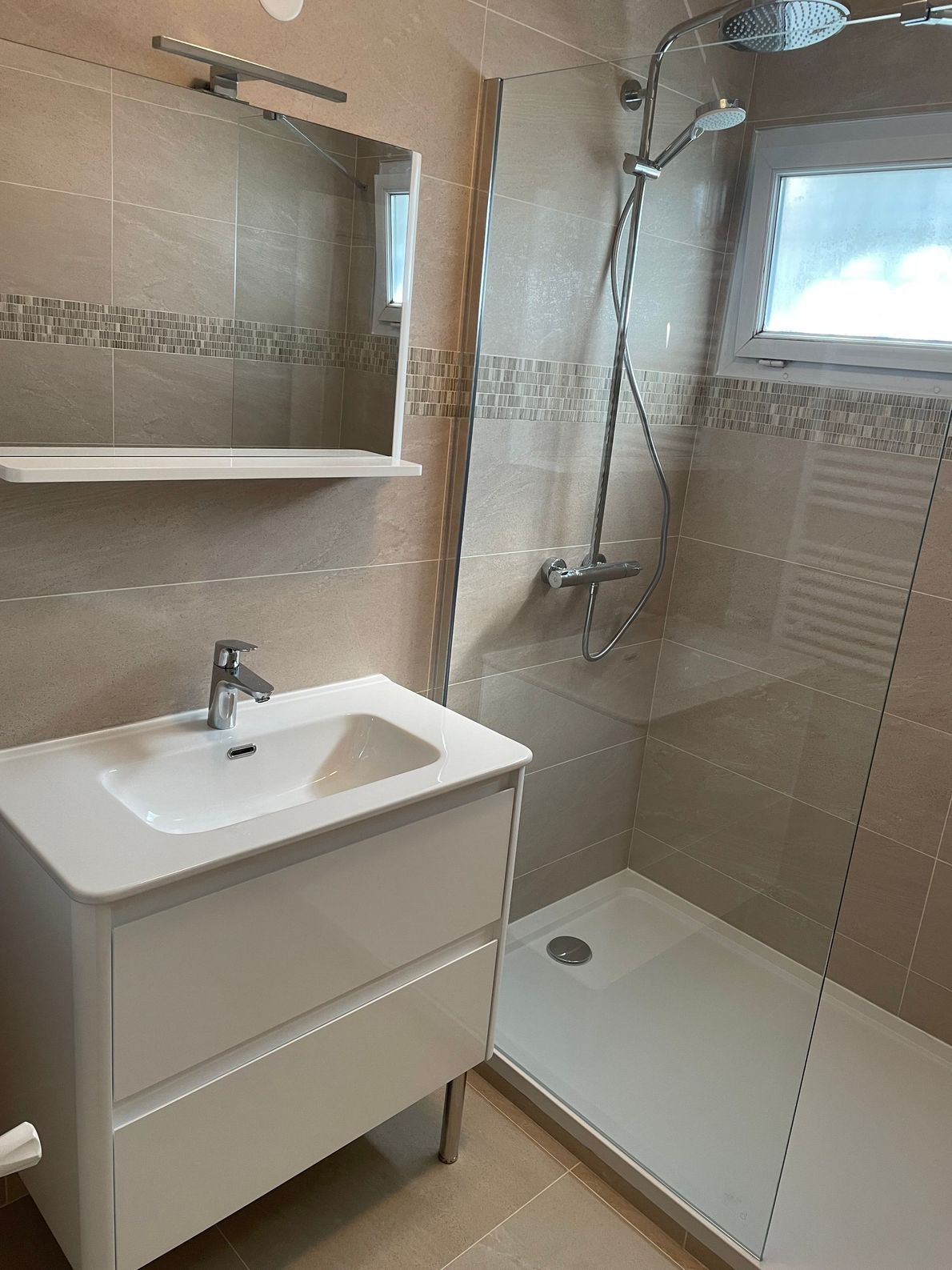 Salle de bains avec douche à l'italienne, meuble vasque et sèche-serviettes