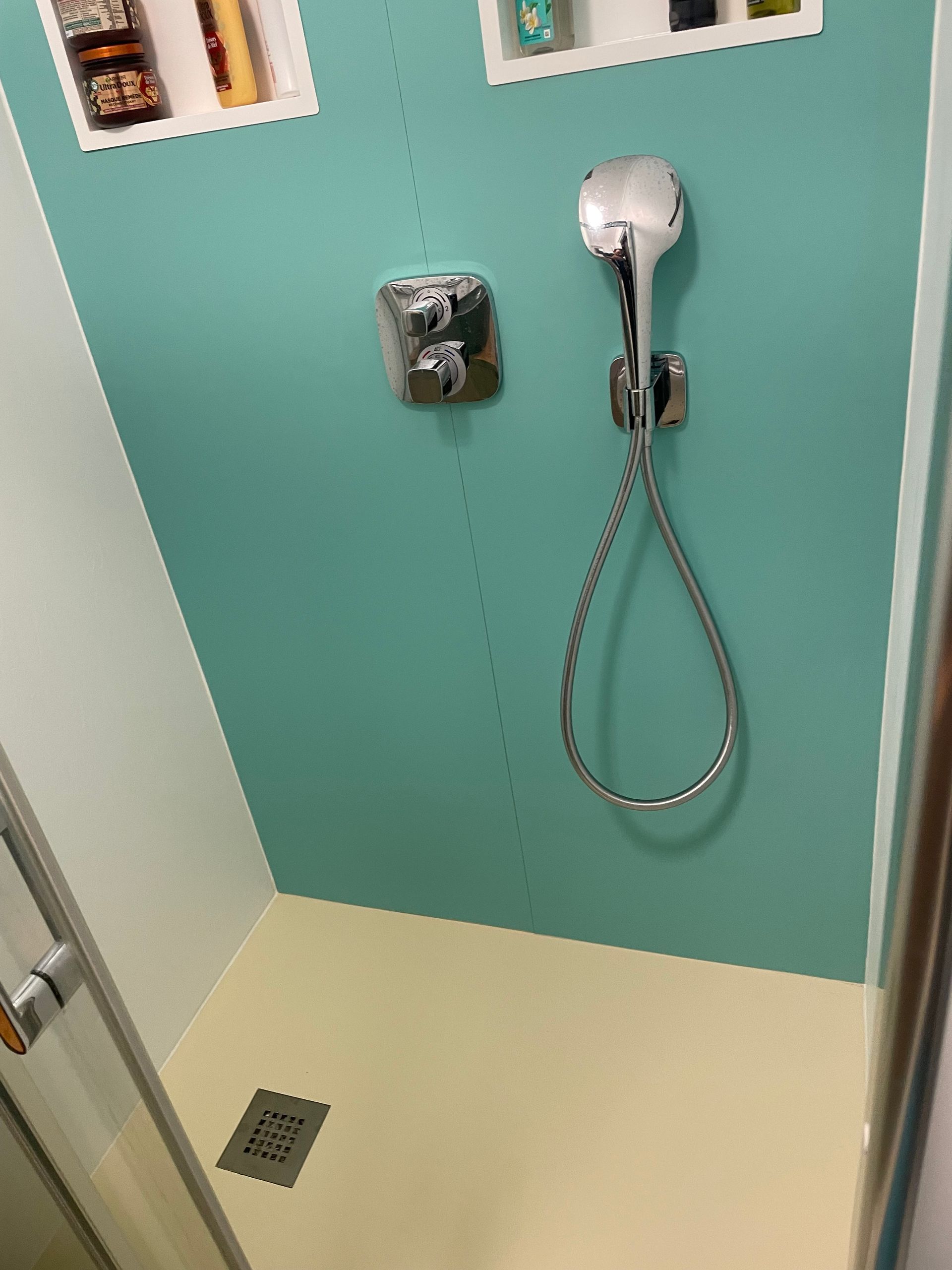 Douche avec robinetterie encastrée