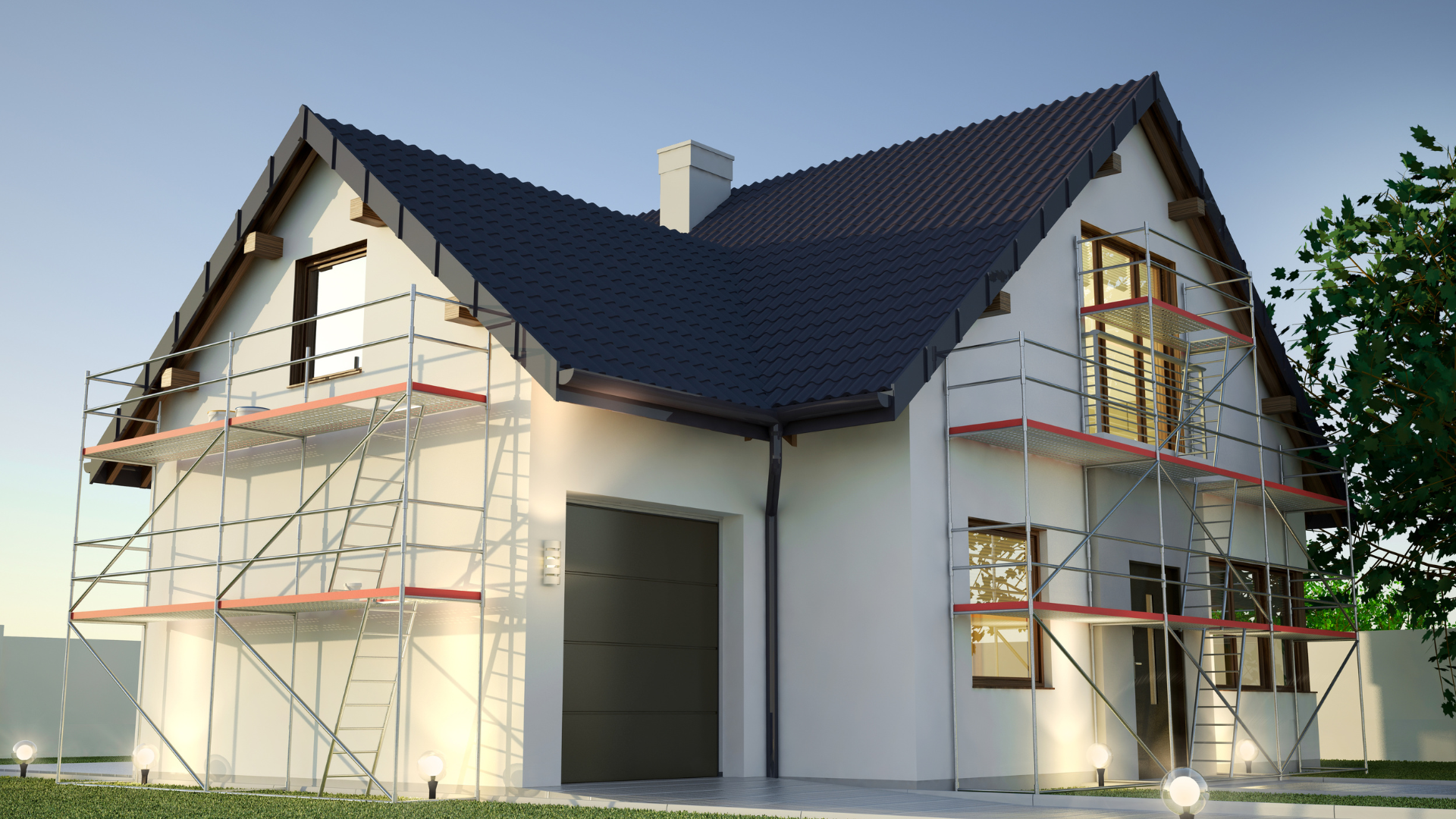 Façade de la maison en rénovation : échafaudages, toit foncé, enduit blanc, porte de garage.
