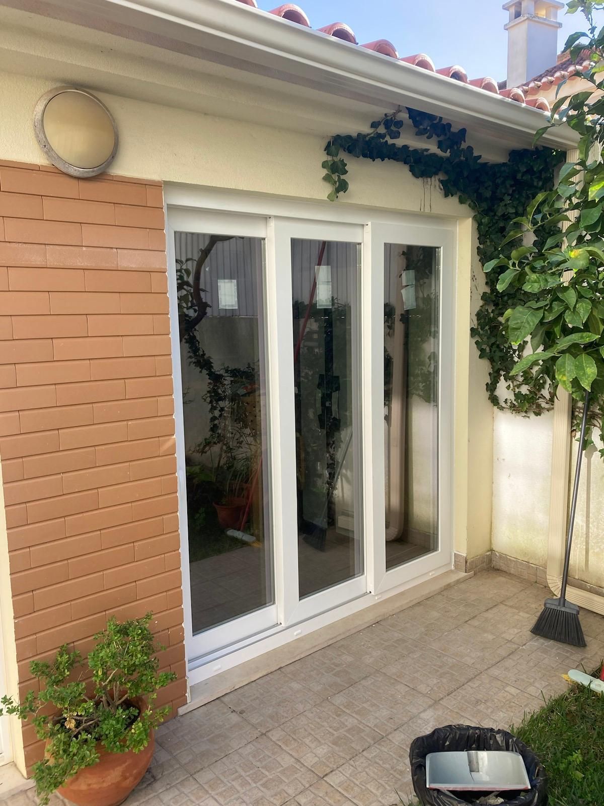 Alumínios M. Gonçalves - Caixilharia em PVC e Alumínio