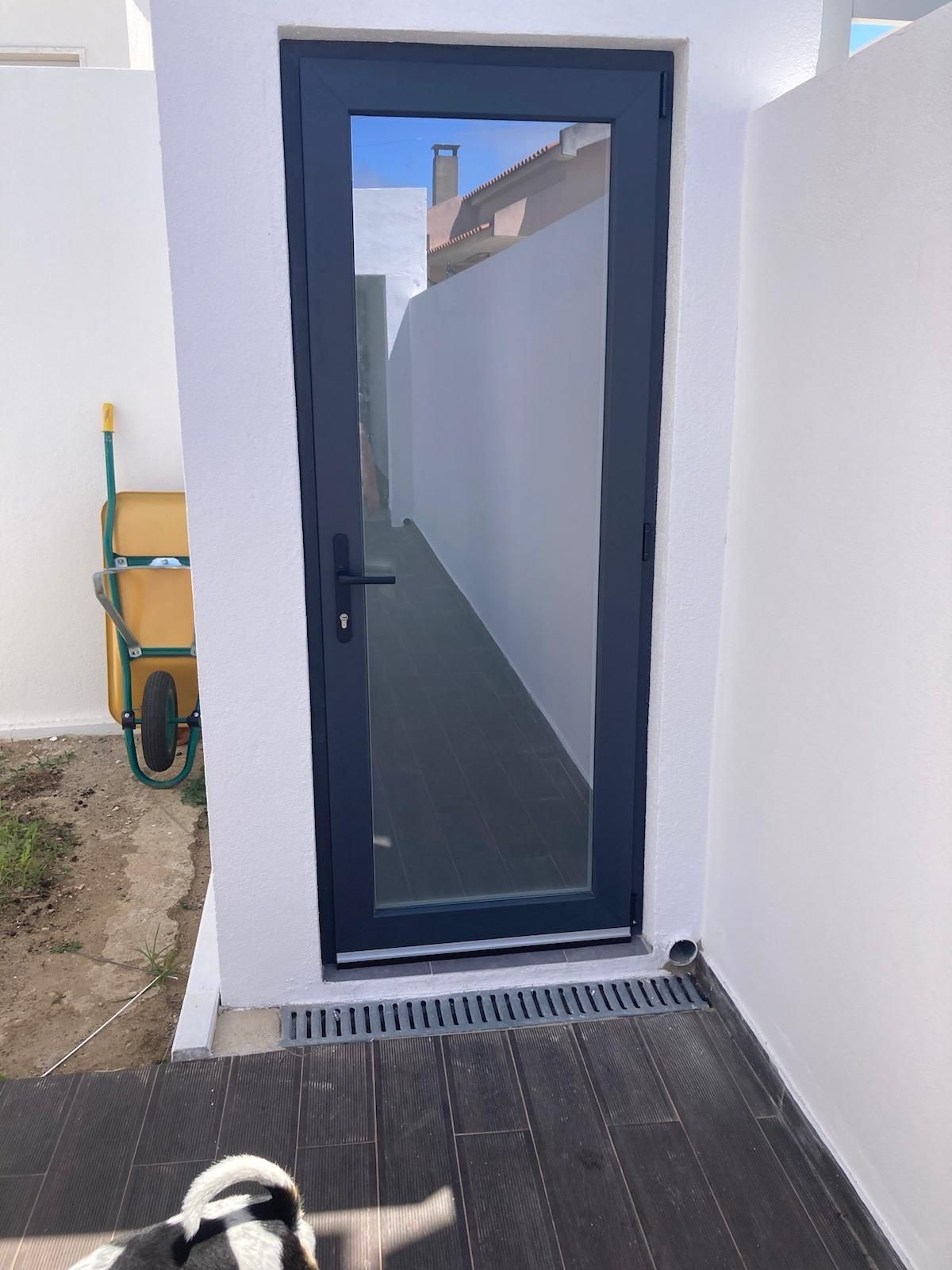 Alumínios M. Gonçalves - Caixilharia em PVC e Alumínio