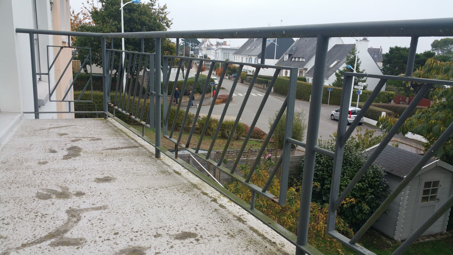 Garde-corps vert autour d'une terrasse
