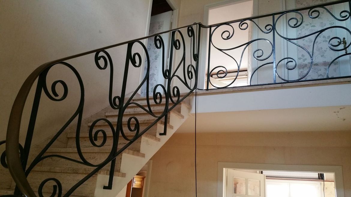 Un garde-corps en métal le long d'un escalier