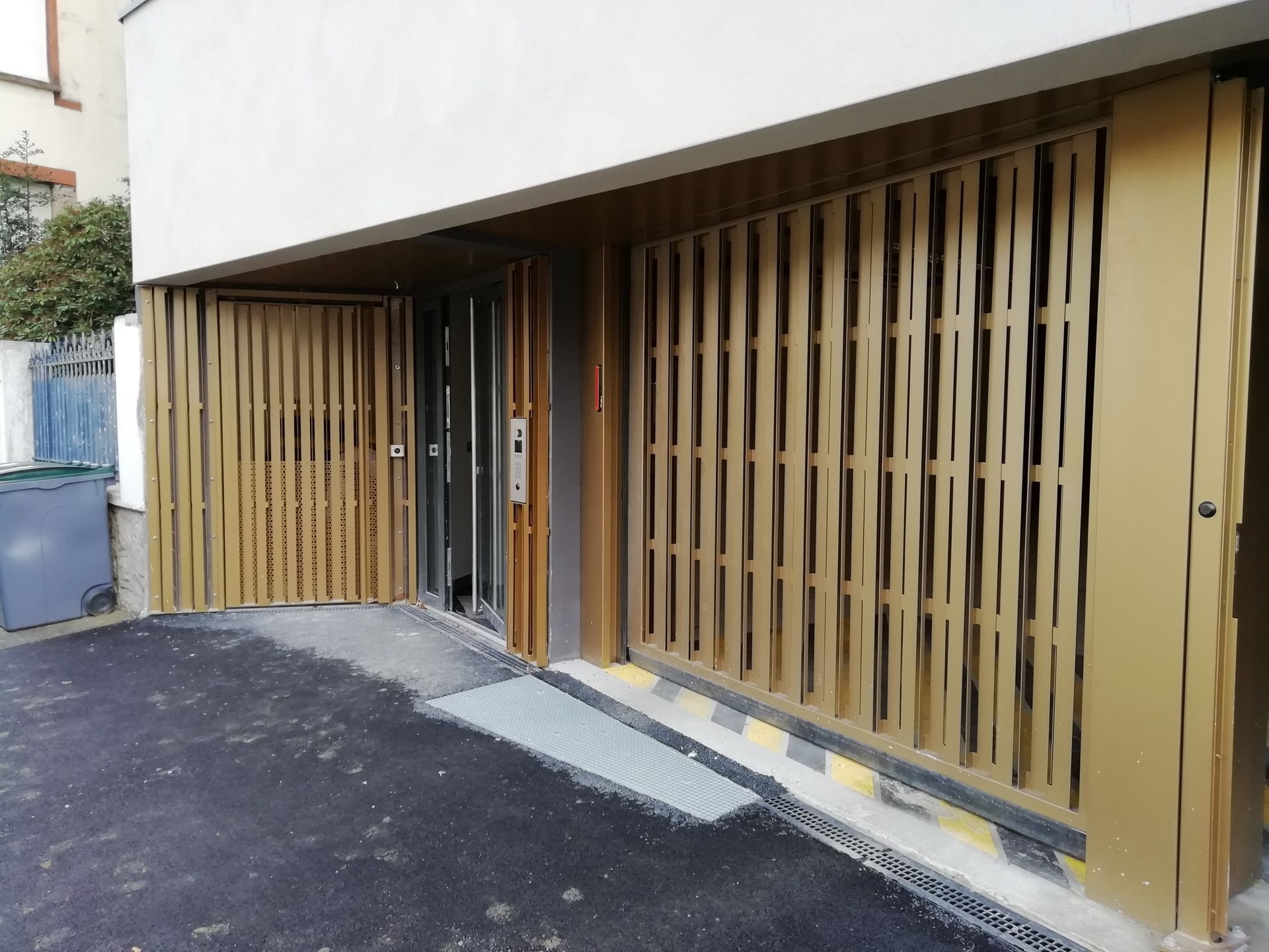 Brise-soleil en métal au rez-de-chaussée