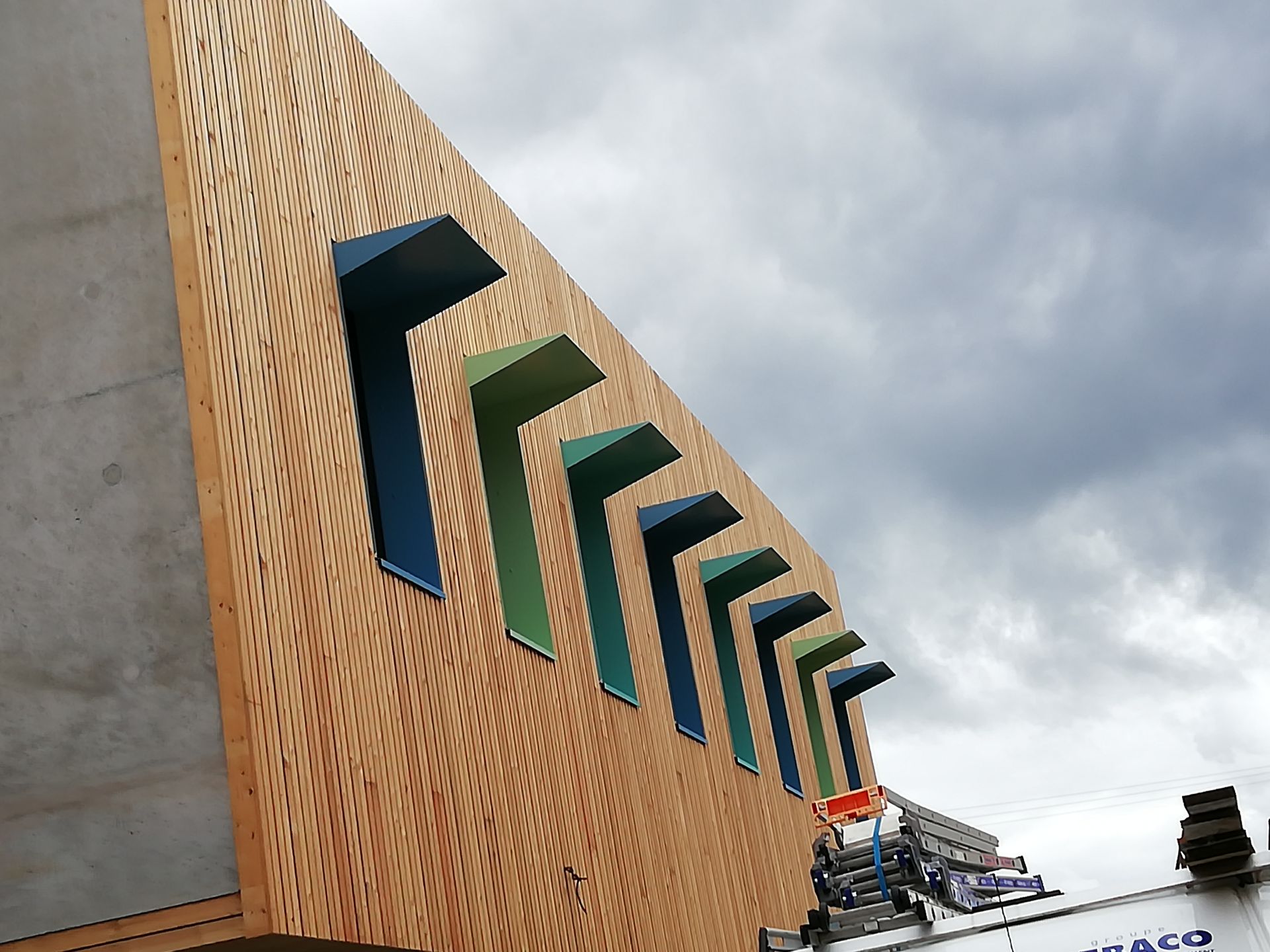 Des brise-soleil bleus et verts