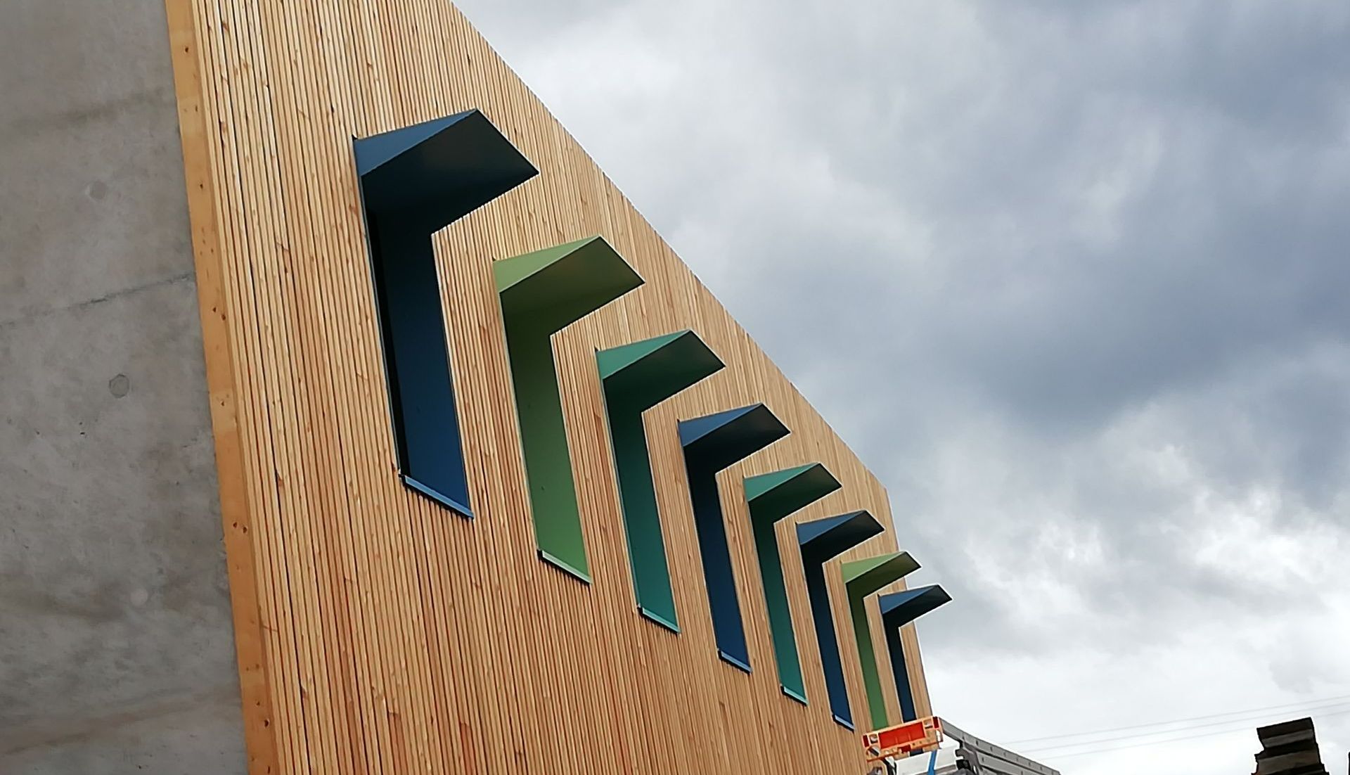 Des brise-soleil sur un bardage en bois
