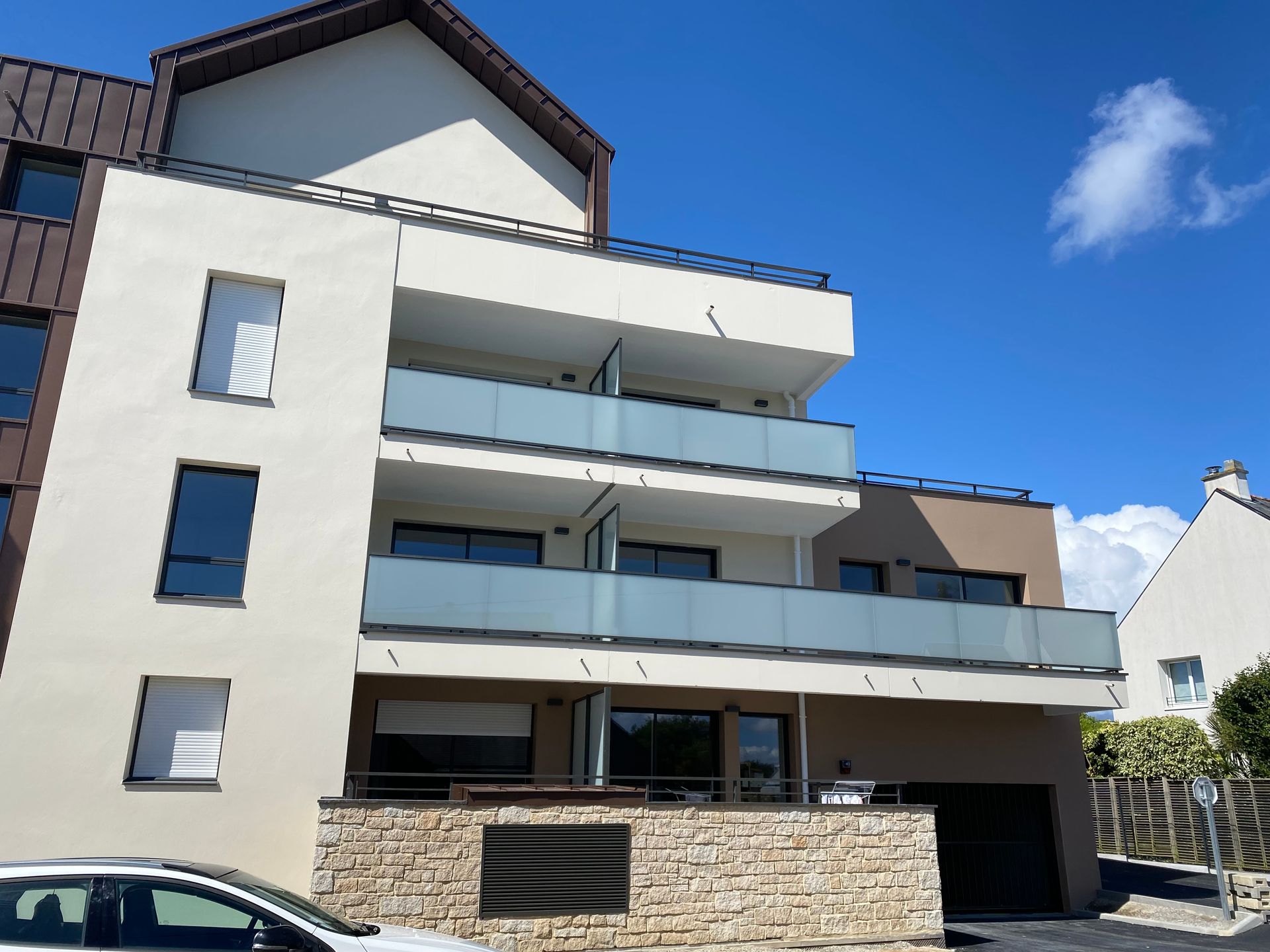 Des garde-corps sur un immeuble