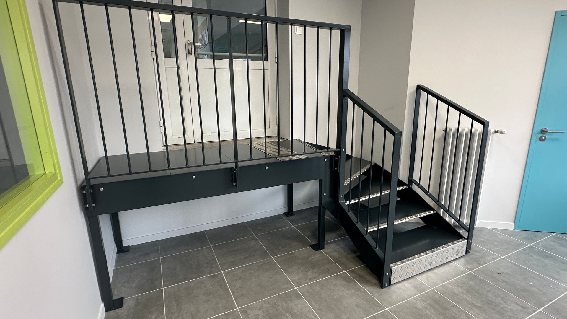 Un escalier avec des garde-corps