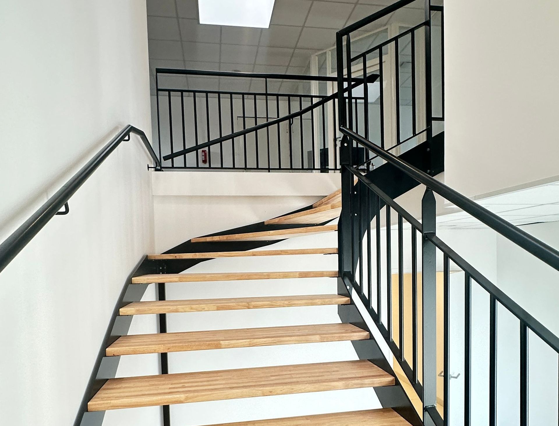 Escalier muni d'une main courante