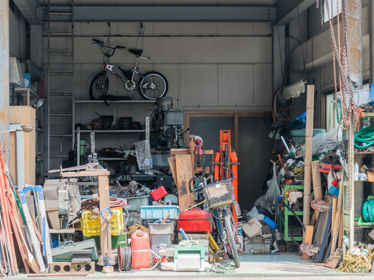 Un garage encombré d'affaires personnelles.