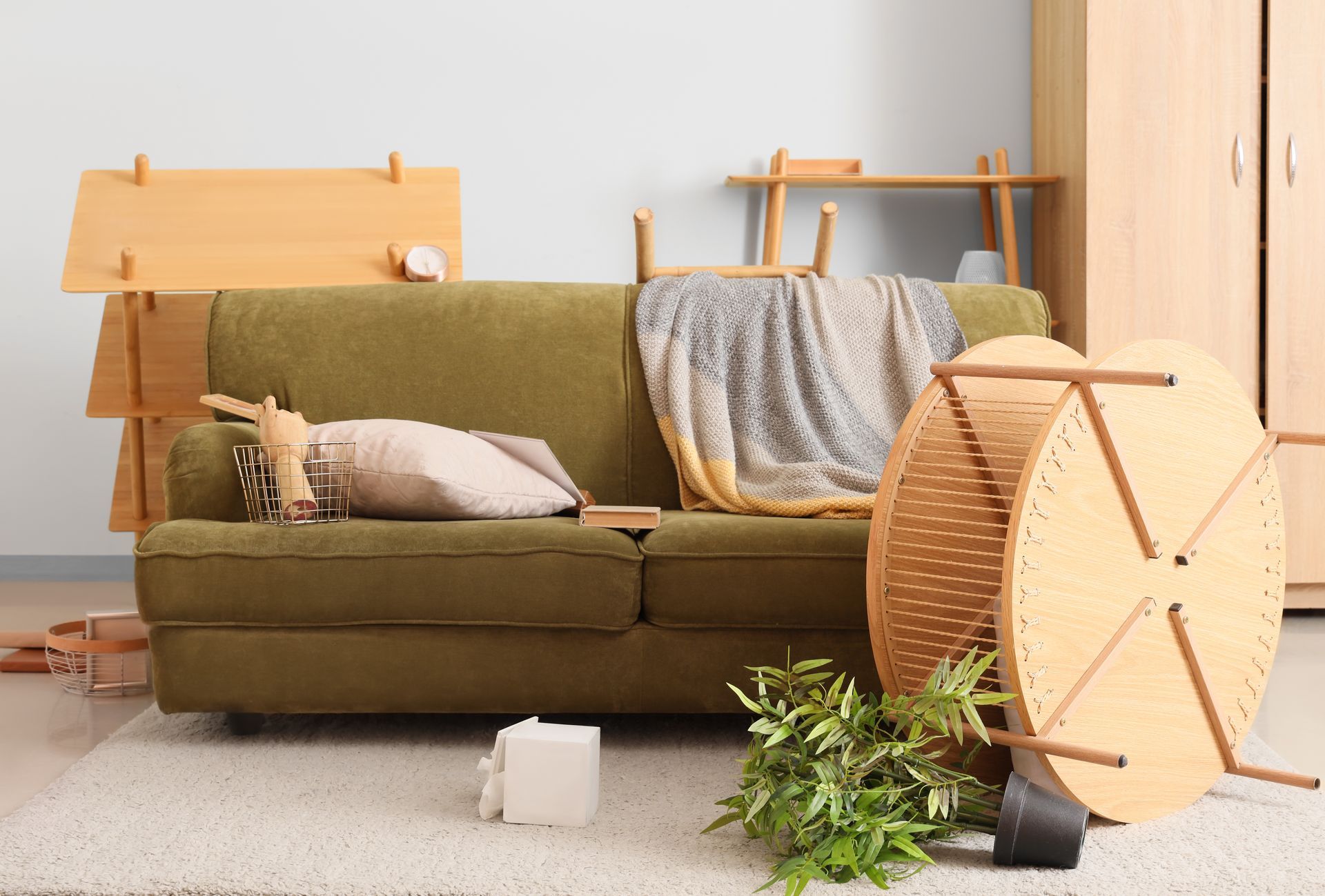 Du mobilier en désordre dans un salon.