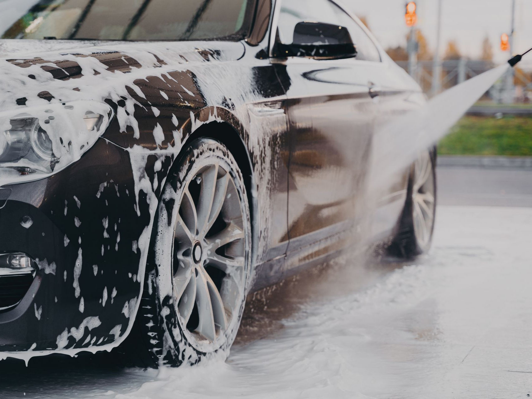 Une voiture en train d'être lavée.