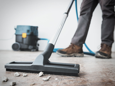 Une personne aspire des gravats.